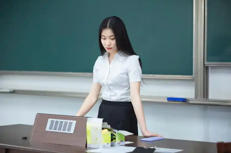 校园老师上课讲课图片