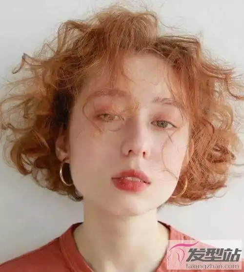 羊毛卷短发怎么烫好看 这样烫发不显老又瘦脸_发型站_最新流行发型