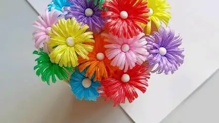 用吸管做一个漂亮的小花吧!简单又漂亮!