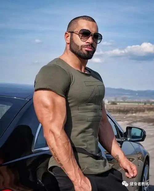 男人想要穿衣有型,成为行走的衣架?圆润的三角肌必不可少