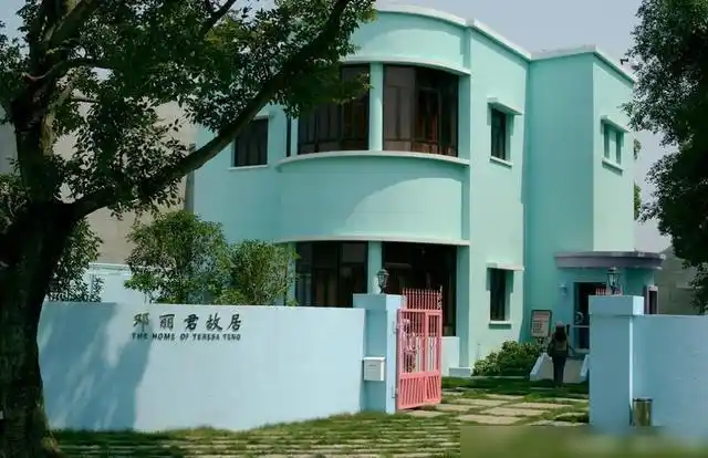 虽然爱情故事转身即逝,但邓丽君唱的甜蜜蜜永远的会回响在有华人的