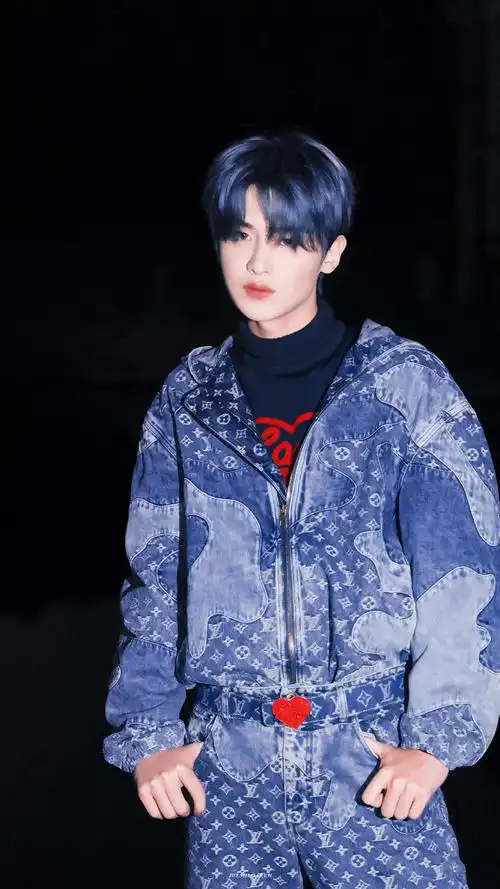 黄明昊烟雾蓝发