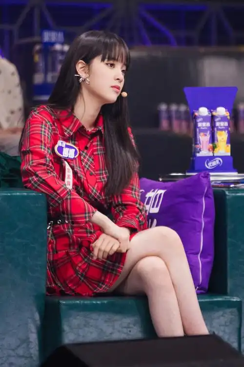 《乐队的夏天》力挽狂澜复活赛 超级乐迷欧阳娜娜全新造型亮相