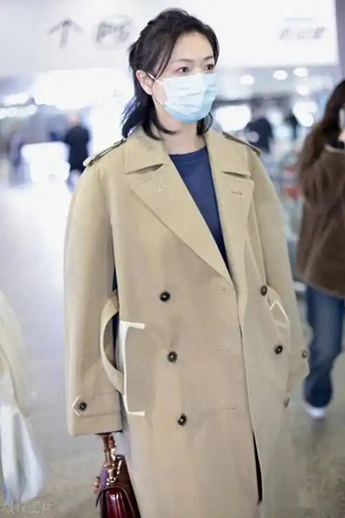 2024年3月12日,上海,万茜现身机场.驼色大衣,蓝色t恤优雅温柔.