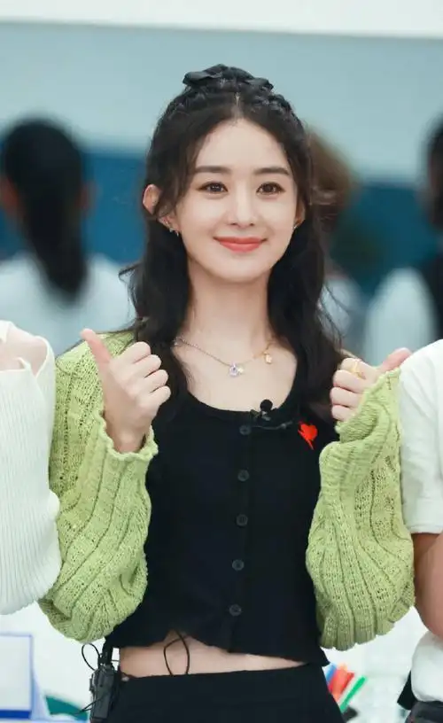 赵丽颖穿绿色小开衫录中餐厅比赞甜笑