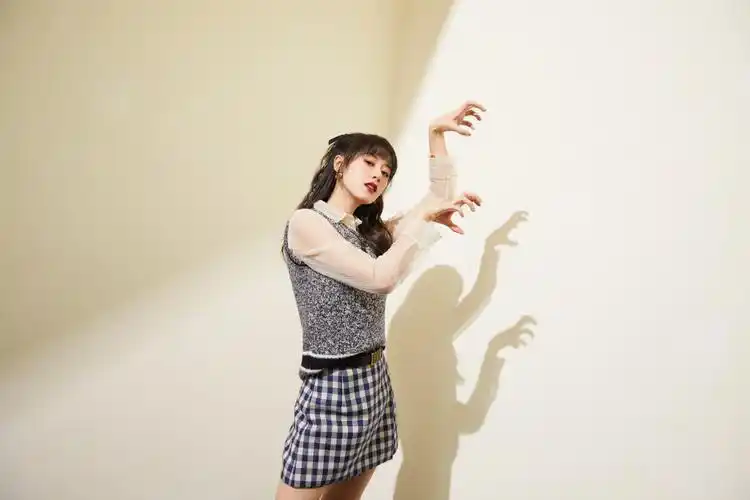 分享一组袁冰妍图片给大家,图中的明星图片壁纸会点缀你的电脑桌面