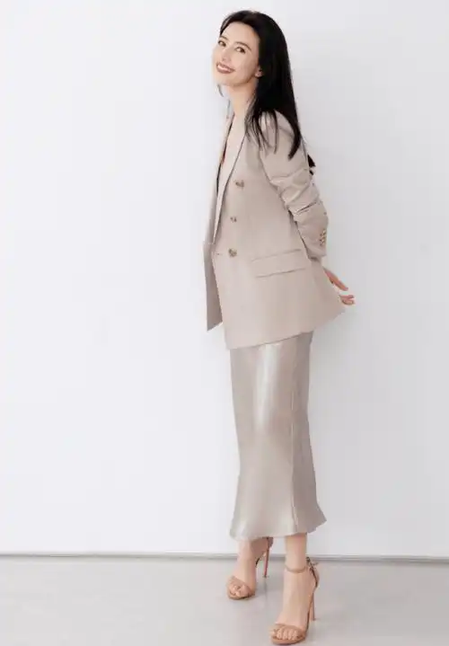 高圆圆穿衣真是越来越大胆了!穿西装混搭真丝睡裙,又美又随性