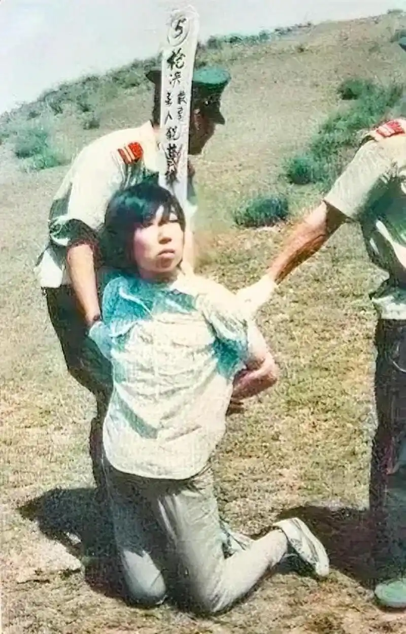 曹琳琳的最后一张照片记录了他被判死刑前的最后时刻.镜头中的他被五