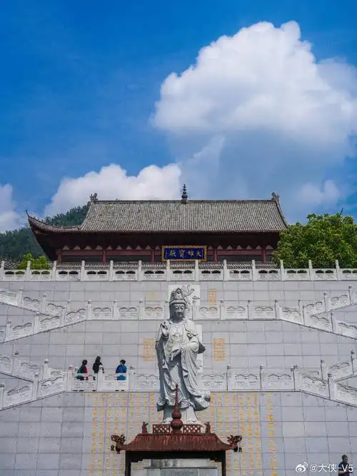 禅寺位于宜春市城南明月山集云峰下,是中国佛教五家七宗第一家的沩