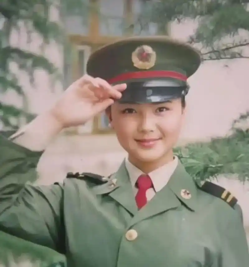 那时的刘涛,是南京陆军文工团的一名年轻女文工![微笑]