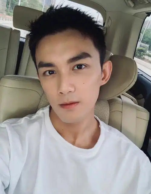 吴磊帅气清爽寸头自拍照