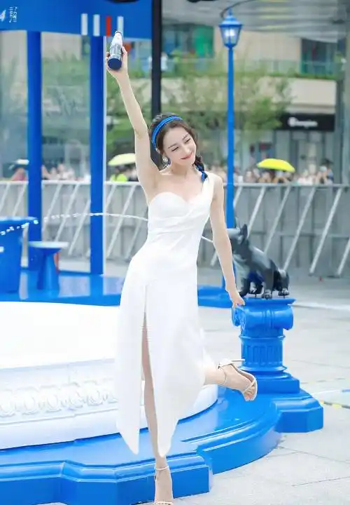 迪丽热巴出席活动,身穿高开叉一字肩连衣裙,微微一笑,少女感十足_照片