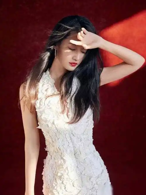 李沁手持冰糖葫芦甜美拜年美图来喽_生活_祝福_笑容