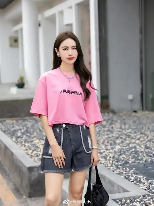 粉色印花t穿上身特别俏皮,让人不自觉地开心起来搭配短裤轻松出街!