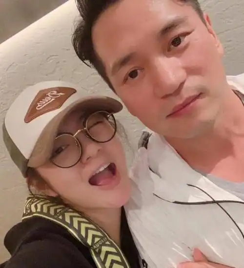 结婚时,有媒体报道称,陈荣炼有前妻有孩子,说安以轩嫁过去就是当后妈.