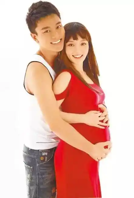 与贾乃亮尽显甜蜜,很多网友表示:这是李小璐怀孕以来最美的一张照片!