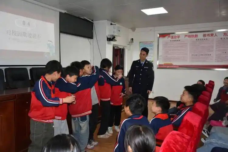 六一节丨"警"握小手!警察蜀黍给孩子们送出节日专属礼物