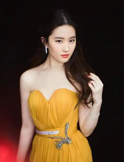 "天生不上镜"的8位女明星,真人个个又瘦又美,比照片好看10倍