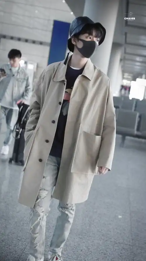 挺拔身姿展半熟魅力  1905电影网讯 3月13日,王俊凯现身首都国际机场