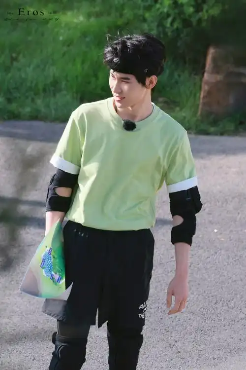 张真源发带绿色短袖造型##张真源全员加速中绿色短袖造型