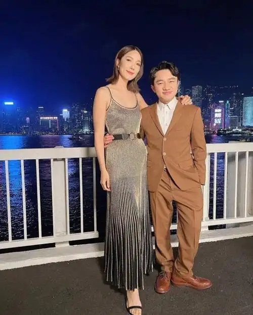 王祖蓝老婆李亚男秀素颜皮肤白嫩太清纯抱女儿手上大钻戒抢镜