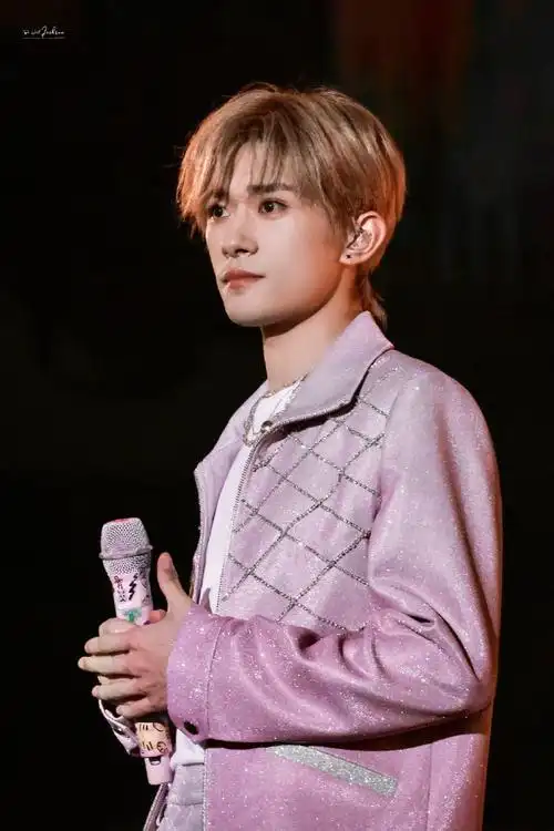 千玺十周年演唱会单人机位#「 星星泡入晶莹蜜糖,甜味浸透每一罐晚安