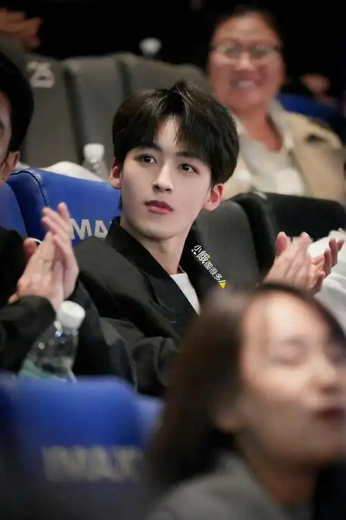 何洛洛出席《欢迎来到麦乐村》首映礼今日份黑色西服出席帅气又可 !!