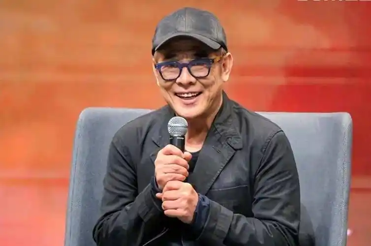 60岁李连杰近照苍老认不出,晚年被病痛折磨,身家亿万定居国外_中国