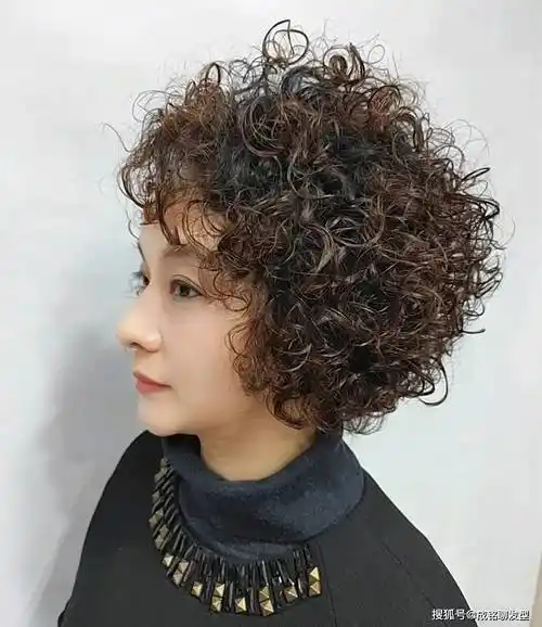 六十岁的老年女性怎样烫发好看?9款减龄的卷发,时髦洋气又大气