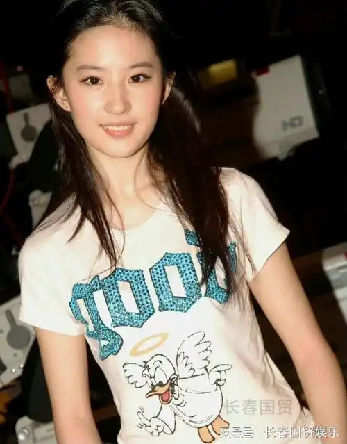 刘亦菲青涩旧照曝光长发披肩清纯甜美