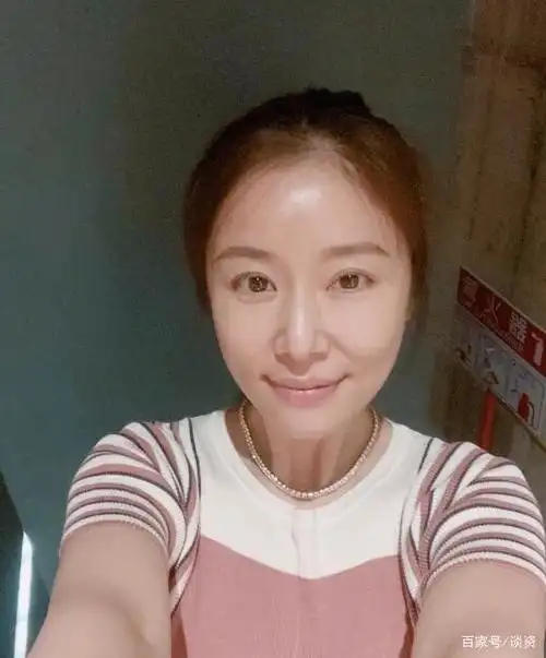 林心如现身新片发布会,脸部凹凸不平纹路多,浓妆难掩僵硬老态