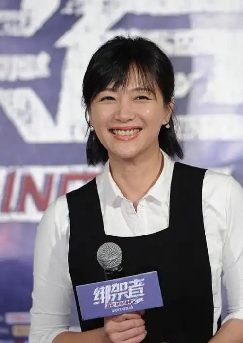 徐静蕾这身打扮真像大学生,衬衫配吊带裙挺显嫩,一下子年轻10岁