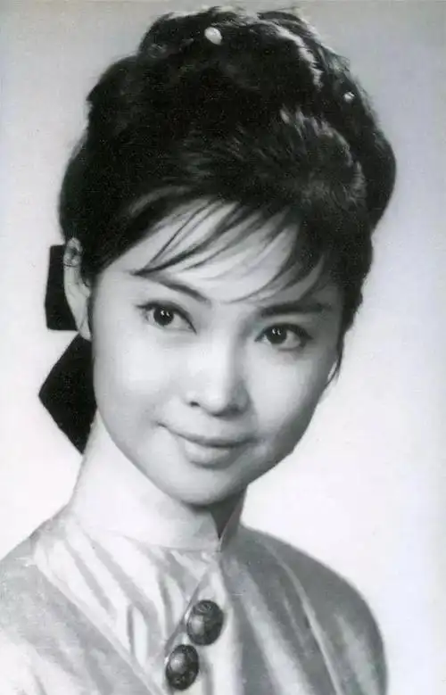 谢贤风流史:一婚娶台湾第一玉女,二婚娶港姐冠军,69岁谈爷孙恋