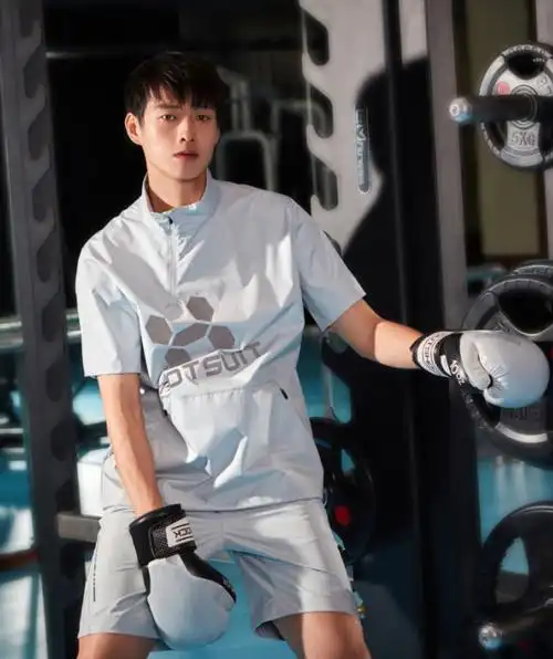 最后夸一下,健身的魏大勋真的太有魅力了,运动穿搭也好看!