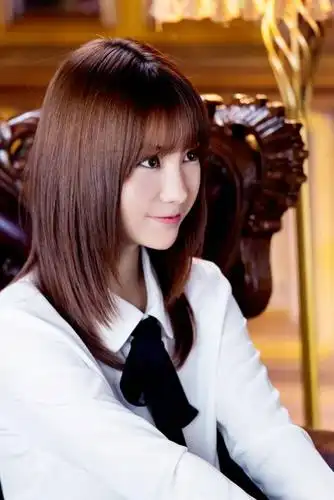 剧照中,赵婉婷一颦一笑都清新脱俗,甜美可人,柔和娇嫩又洋溢着青春的