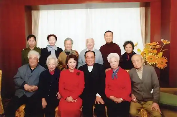 在丈夫去世后,高山英子带着儿子搬到了日本定居.