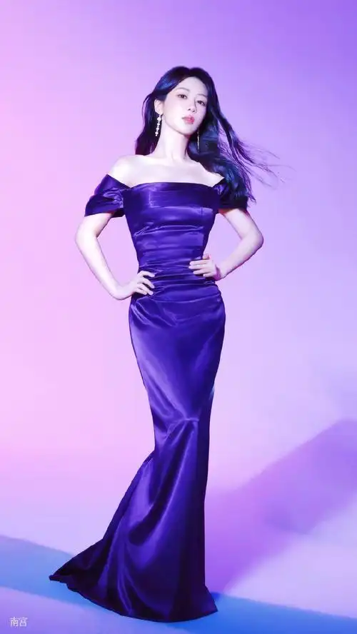 杨紫缎面紫裙