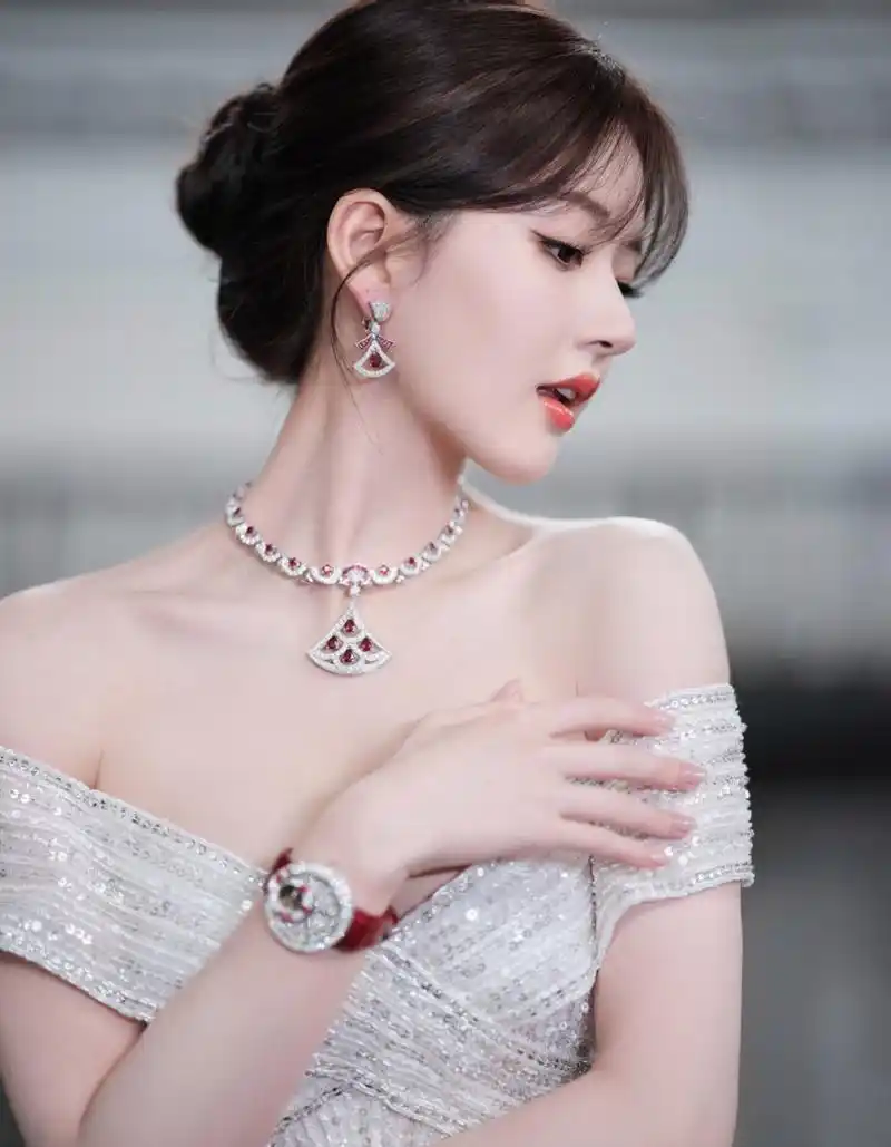 赵露思# 身穿银色亮片一字肩长裙,肤白貌美的容颜,窈窕曼妙的身材