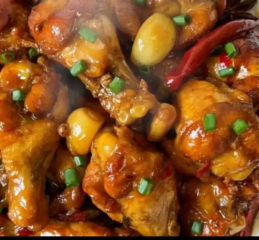 红烧鸡翅根  食材:鸡翅根,葱姜蒜,八角,花椒,干辣椒.  做法:  1.