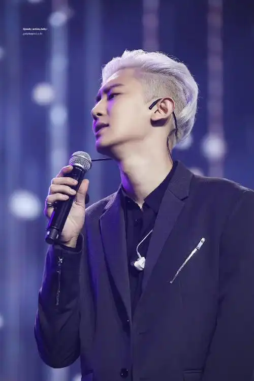 knock 开启时光机97白发,背头,侧剃几个关键词,让朴灿烈用荷尔蒙在