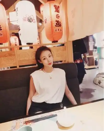 吴启华前妻石洋子好潇洒,哥特风小黑裙简约有型,气质真似少女