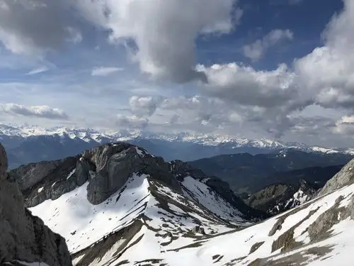 云朵环绕着整个雪山,又像是云朵在雪山顶来来往往,雪白的云和洁白的雪