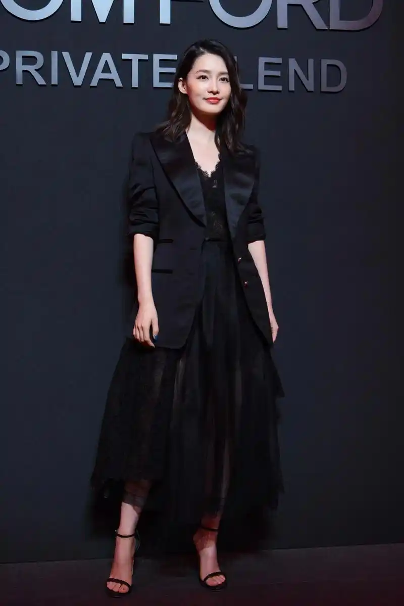 李沁的西装穿搭,精英范儿气场十足