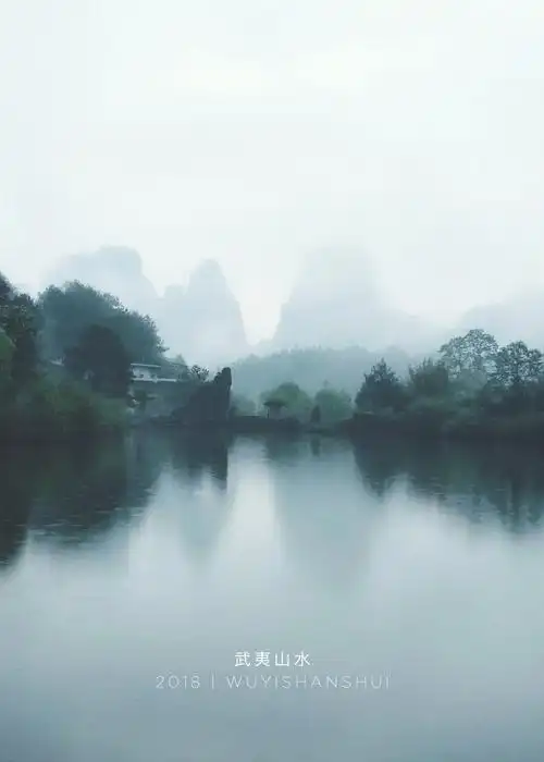 关注          冒着细雨停车驻足 后来的怎么化成了烟雨