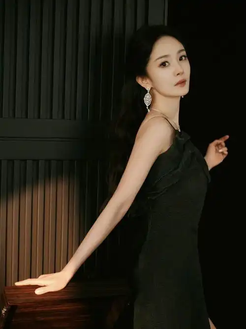 杨幂穿黑色吊带裙身材纤细性感妩媚