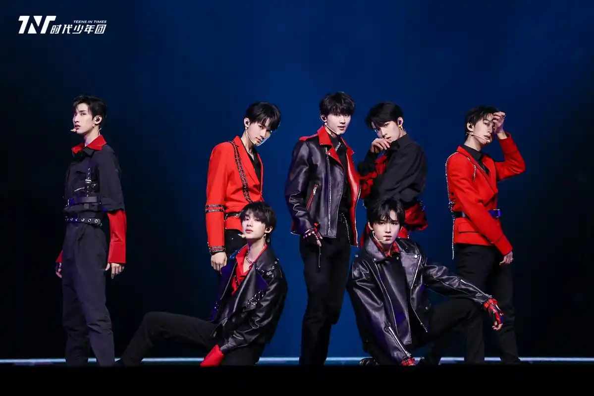 时代少年团按时长大周年演唱会#  ——按时见证 舞台炙热 梦想滚烫