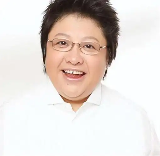 韩红:从身价过亿到倾家荡产,做慈善当众下跪,却被质疑作秀