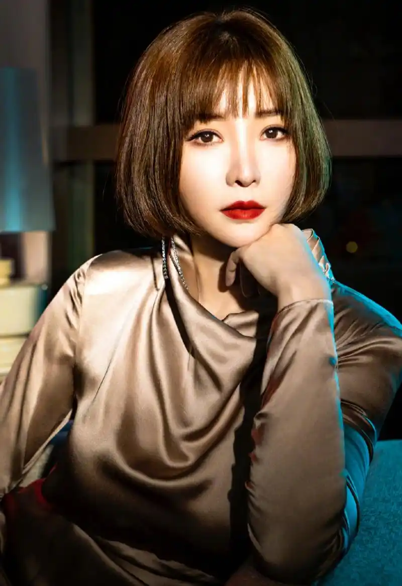 柳岩#晒短发波波头造型,金色丝裙 明艳妆容娇媚十足,但气质大变让人