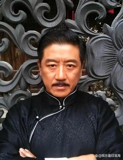 电影《人世间》中的卓越演技,荣获了2022年白玉兰奖的最佳男配角奖项