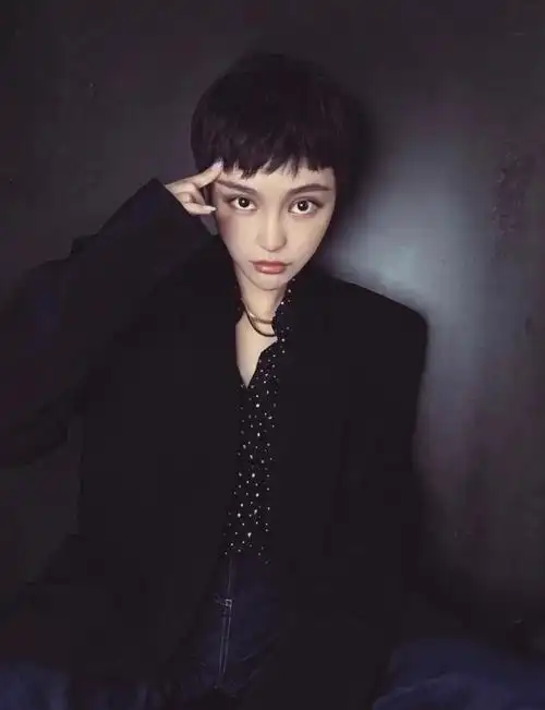 周扬青属于五官深邃 大眼睛类型女生加上下颚线v脸非常好看 剪超短发